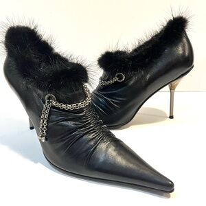 LOUVRE Black Leather Fur Trimmed Chain Accent Stiletto Heel Pointy Toe Bootie 37